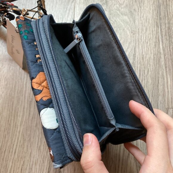 Vera Bradley RFID 3-in-1 Crossbody in Holiday Dogs NWT - Picture 10 of 10